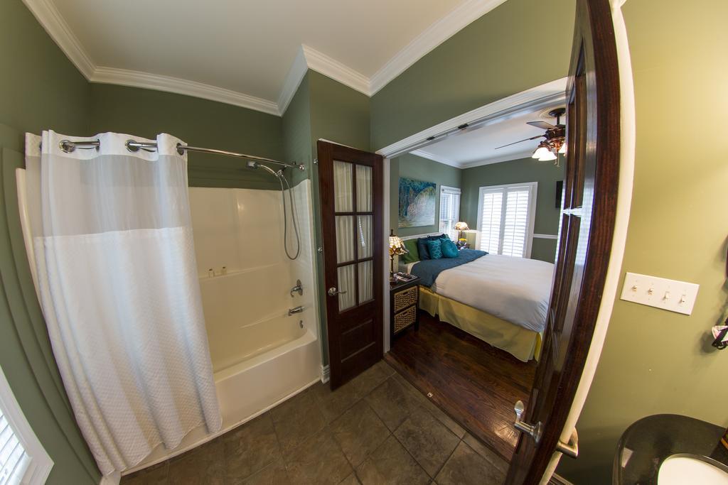 The Almanett Hotel & Bistro Gulfport Room photo